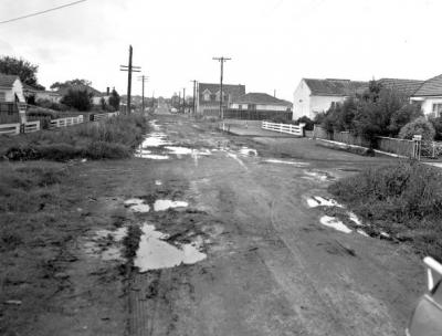 Unmade street in Parkdale, 1964 [picture].