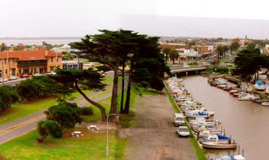 Bridge Hotel and Mordialloc Creek with Pompei's boats, 1998 [picture].