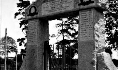 Memorial gate for WW1 in Mentone Park, Mentone Parade [picture].