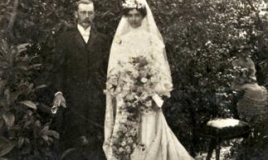 Wedding photo of William Wilson Courtney and Elise Vilolet May Mitchell. William owned the Chemist opposite Cheltenham State School [picture].