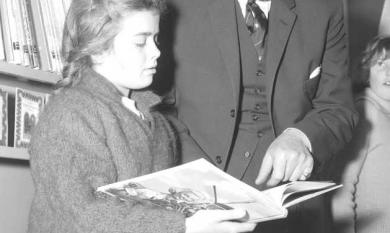 Minister of Education, Mr Bloomfield, with Pauline Winfield at opening of library at Parkdale School. 1965 [picture].