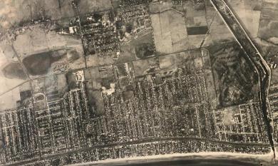 Aerial view of Chelsea in c1950 showing the future location of Bicentennial Park [picture].