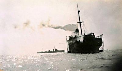 HMAT Ballarat sinking after being torpedoed by a German submarine in the English Channel, 1917 [picture].
