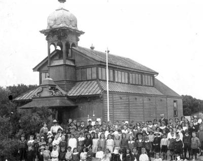 Chelsea State School children and teachers at Hoadley’s Hall [picture]