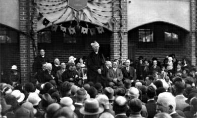 Archbishop Daniel Mannix at the officlal opening of the colonnade wing at Kilbreda College [picture].