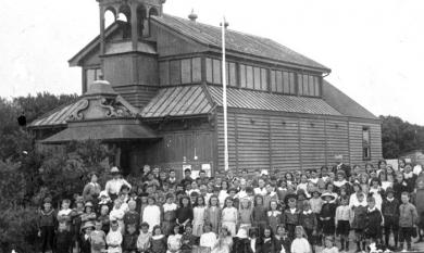 Chelsea State School children and teachers at Hoadley’s Hall [picture]
