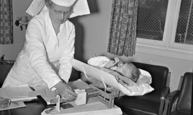 Sister weighing a baby at the Parkdale Health Centre in Como Parade Parkdale, 1962 [picture].