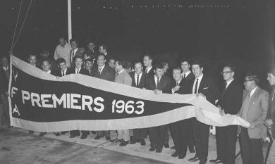 Moorabbin Club unfurling the winning 1963 pennant [picture].