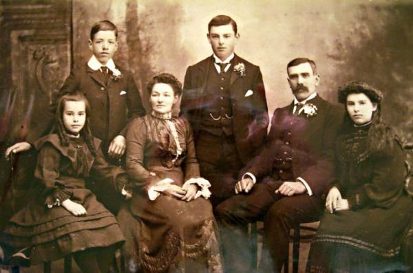 George and Josephine Allnutt  with family. Albert and John in the rear, Janet and Ella in the front [picture].