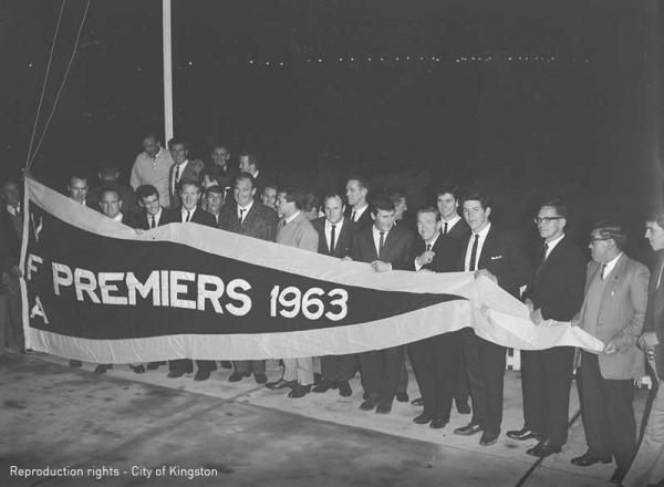Moorabbin Club unfurling the winning 1963 pennant [picture].