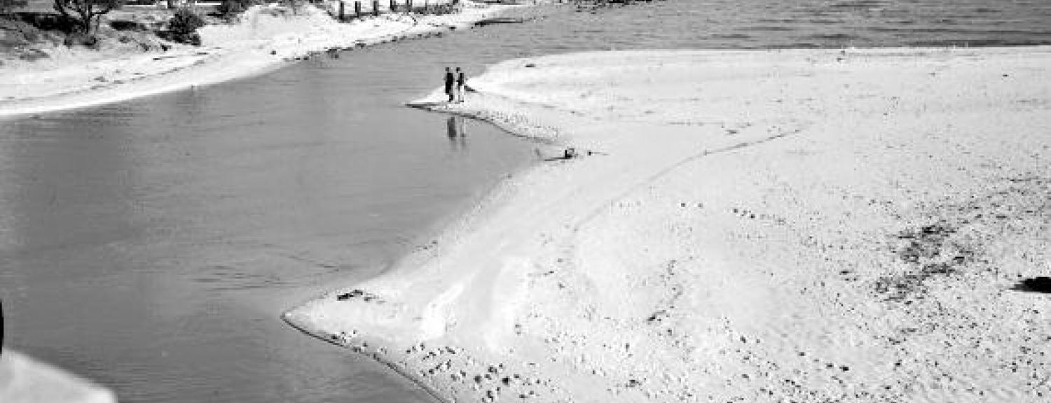Mouth of Patterson River with sand bars, 1962 [picture].